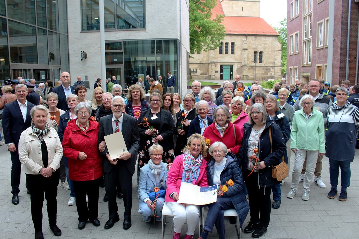 Dieses Foto zeigt die Preisträgerinnen und -preisträger des vergangenen Jahres