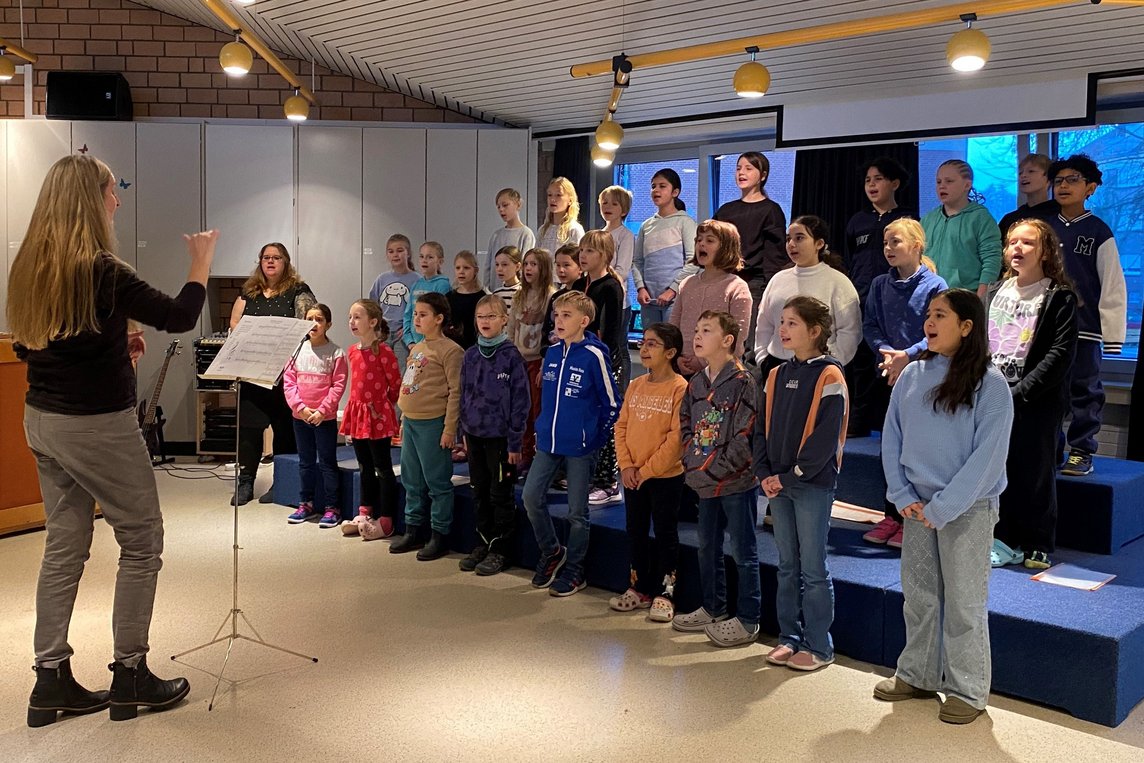 Der Kinderchor der Paul-Gerhardt-Schule probt unter der Leitung von Anja Brock für den Auftritt beim Adventskonzert am 6. Dezember in der St.-Viktor-Kirche. Foto: Stadt Dülmen/Kannacher